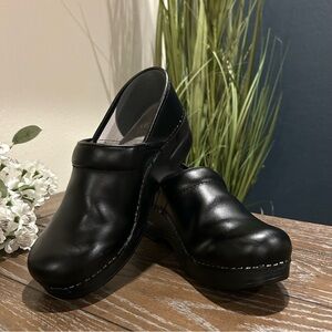 Dansko Black Clogs Beautiful Oiled Leather Size 38 / 8US
